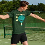 Custom Slogan Padel Tennis Racket und Balls T-Shirt<br><div class="desc">Fügen Sie einen lustigen Slogan hinzu,  den Namen Ihres eigenen Paddel-Tennisteams,  oder personalisieren Sie mit dem Namen Ihres Lieblings-Spielers. Dieser grafische Tee zeigt eine Pdel-Tennisschläger zusammen mit zwei Pdel-Kugeln und ist bereit,  mit Ihrem eigenen Text oben in cremefarbenen Buchstaben angepasst zu werden.</div>