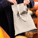 Custom Slogan Wandern, Camping, Outdoorsy Tragetasche<br><div class="desc">Erstellen Sie ein individuelles Souvenir oder ein persönliches Geschenk, wenn Sie diese Tasche mit Ihrem eigenen Text personalisieren. Es hat einen Platz für benutzerdefinierte Überschrift in fett gedruckter Schrift, und unter einer Unterüberschrift in Schrift-Schrift. Der braune Text passt zu der braunen Grafik, die einen Felsvorsprung mit einigen immergrünen Bäumen darstellt,...</div>