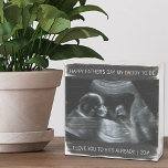 Custom Sonogram Foto Vathers Day Daddy to Be Grey Holzkisten Schild<br><div class="desc">Dieses personalisierte Holzkastenschild ist ein trendiges Foto-Geschenk für einen Papa, der mit einem eigenen Sonogramm auf den Tag seines Vaters kommt. Der Wortlaut ist vollständig editierbar und lautet "Glücklicher Vater Tag Mein Papa zu sein" Ich Liebe Sie auf Bits bereits | [Jahr]". Die Fotovorlage ist zum Set bereit, damit Sie...</div>