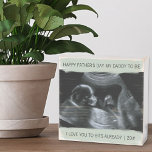 Custom Sonogram Foto Vathers Day Dadto be to be Holzkisten Schild<br><div class="desc">Dieses personalisierte Holzkastenschild ist ein trendiges Foto-Geschenk für einen Papa, der mit einem eigenen Sonogramm auf den Tag seines Vaters kommt. Der Wortlaut ist vollständig editierbar und lautet "Glücklicher Vater Tag Mein Papa zu sein" Ich Liebe Sie auf Bits bereits | [Jahr]". Die Fotovorlage ist zum Set bereit, damit Sie...</div>