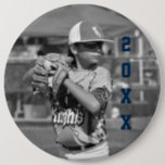 Custom Sports Foto Button<br><div class="desc">Hasse deine generischen Sport-Paket-Buttons? Mach deinen eigenen Knopf! Das ist richtig,  langweilige/hässliche Sport-Foto-Buttons müssen nicht mehr in eine Schublade geworfen werden. Button es auf die Tasche und zeig es ab. Vollständig anpassbar mit einfach zu bedienenden Vorlagen. Einfach in Ihr Lieblings-Foto eintauchen,  den anpassbaren Seitentext ändern,  ihn verschieben oder entfernen.</div>