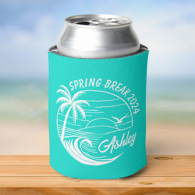 Custom Spring Break Girls Tour Niedlich Beach Aqua Dosenkühler (A turquoise can cooler featuring "Spring Break 2024" and "Ashley," with a palm tree and wave design )