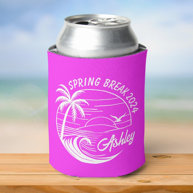 Custom Spring Break Girls Trip Cute Beach Pink Dosenkühler (A pink can cooler featuring "Spring Break 2024" and "Ashley," with a palm tree and wave design)
