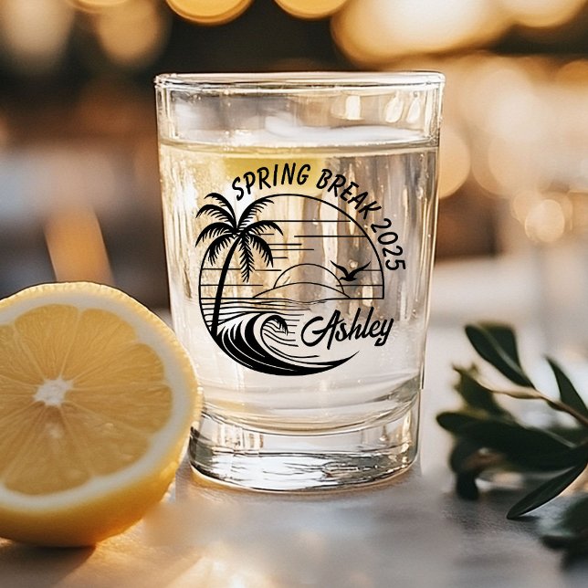 Custom Spring Break Girls Trip Niedlich Beach Fun Schnapsglas (A shot glass with "Spring Break 2025" and "Ashley" printed in black, featuring palm trees and waves.)