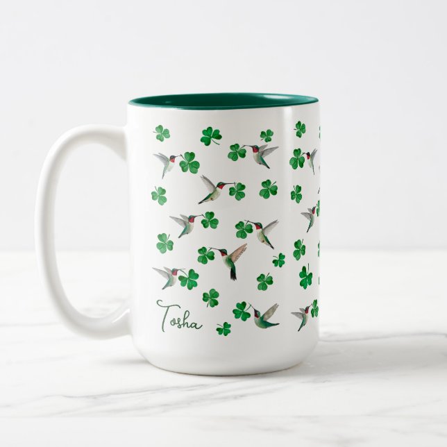Custom St. Patrick's Day Hummingbird and Shamrocks Zweifarbige Tasse (Links)