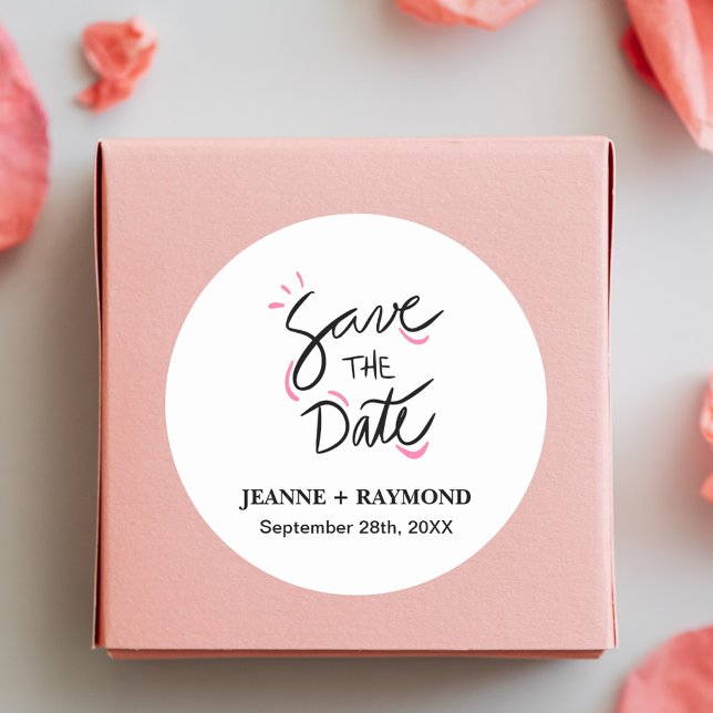 Custom Stylish Calligraphy Save the Date Wedding Runder Aufkleber (Stylish calligraphy save the date sticker adds personalized elegance to wedding invitations.)