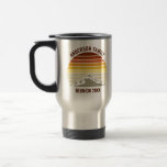 Custom Sunset Mountain Family Wiedersehen Vintag Reisebecher<br><div class="desc">Dieser cool orangefarbene Vintage Sonnenuntergang über Felsgebirgen in der Natur macht ein großartiges Bild auf einem niedlichen Reiseberg für einen Familienurlaub,  eine Wiedersehen,  eine Fahrt oder einen Sommerurlaub. Erinnern Sie sich an Ihre Ferienwoche mit einem lustigen Sake-Geschenk mit Ihrem eigenen Nachnamen und dem Jahr.</div>
