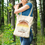 Custom Sunset Mountain Family Wiedersehen Vintag Tragetasche<br><div class="desc">Dieser cool orangefarbene Vintage Sonnenuntergang über Felsgebirgen in der Natur macht ein großartiges Bild auf einem niedlichen Totbeutel für einen Familienausflug,  eine Wiedersehen oder einen Sommerurlaub. Erinnern Sie sich an Ihre Ferienwoche mit einem lustigen Sake-Geschenk mit Ihrem eigenen Nachnamen und dem Jahr.</div>