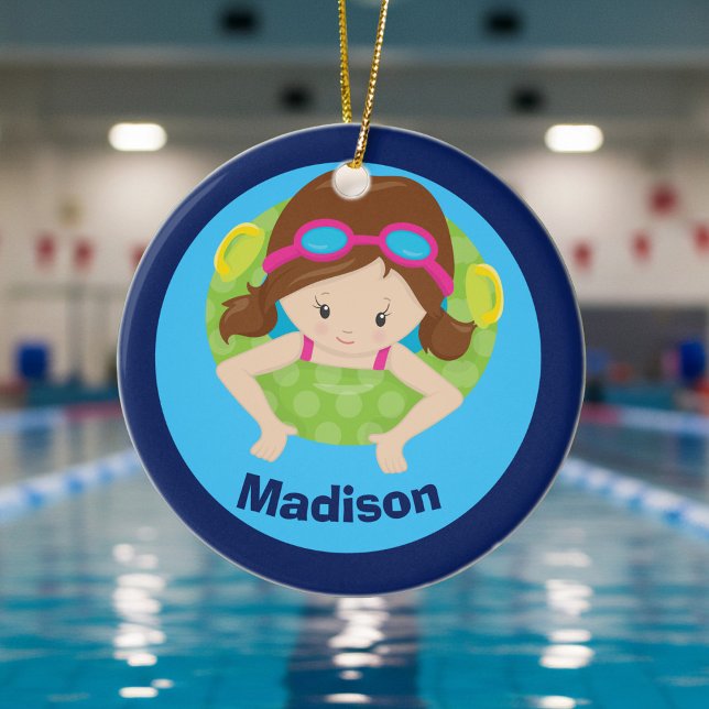 Custom Swim Team Girl Niedliche Weihnachten Keramikornament (Von Creator hochgeladen)