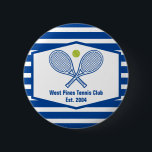 Custom Tennis Country Club Blaue Streifen<br><div class="desc">Dieser elegante,  moderne Country Club-Knopf verfügt über Tennisschläger und einen Ball über Ihrem Tennisteam-Namen und etablierten Termin. Blau-weiß gestreifte Saunen können für Ihre Tennisspieler und Clubmitglieder im Lande Kühler sein.</div>