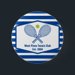 Custom Tennis Country Club Blaue Streifen<br><div class="desc">Dieser elegante,  moderne Country Club-Knopf verfügt über Tennisschläger und einen Ball über Ihrem Tennisteam-Namen und etablierten Termin. Blau-weiß gestreifte Saunen können für Ihre Tennisspieler und Clubmitglieder im Lande Kühler sein.</div>