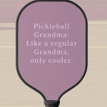 Custom Text Funny Oma Pickleball Schläger<br><div class="desc">Einführung des Custom Text Funny Oma Pickleball Paddel! Speziell für die coolststen Grandmas da draußen, die Liebe pickleball spielen. Dieses lustige und einzigartige Paddel ist das perfekte Geschenk für Ihren Lieblings-Oma-Pickleball-Spieler. Mit einer benutzerdefinierten Textoption können Sie sie personalisieren, um sie noch attraktiver zu machen. Zeigen Sie Ihrer Oma etwas Liebe...</div>