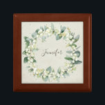 Custom Text Snowberry   Eukalyptus Christmas Erinnerungskiste<br><div class="desc">Handgemalte Snowberries und Eukalyptus-Stiele,  die in einen schönen Weihnachtskranz vor einem cremefarbenen Hintergrund angeordnet sind. Alle Texte sind vollständig editierbar,  sodass Sie einfach eine Nachricht hinzufügen und den Schriftart-Stil/Farbe/Größe/Position ändern können. Verfügbare Koordinationsgegenstände.</div>