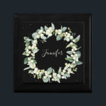 Custom Text Snowberry   Eukalyptus Christmas Erinnerungskiste<br><div class="desc">Handgemalte Snowberries und Eukalyptus-Stiele,  die in einen schönen Weihnachtskranz vor schwarzem Hintergrund angeordnet sind. Alle Texte sind vollständig editierbar,  sodass Sie einfach eine Nachricht hinzufügen und den Schriftart-Stil/Farbe/Größe/Position ändern können. Verfügbare Koordinationsgegenstände.</div>
