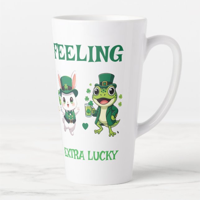 Custom Text St. Patrick's Day Frog and Bunny Milchtasse (Rechts)