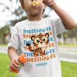 Custom Threenager Tiger Boy 3. Geburtstag Party Kleinkind T-shirt<br><div class="desc">Geburtstagsparty T - Shirt mit einem Namen personalisiert,  um den 3. Geburtstag eines kleinen Jungen zu feiern. Modernes Design mit orangefarbenen und blauen Farbtönen für das Party eines Kindes.</div>