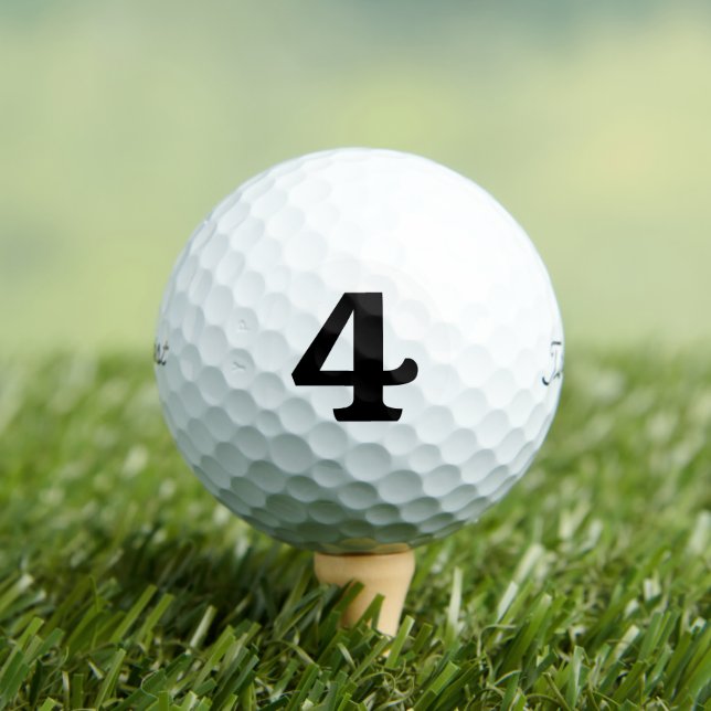Custom Titleist Personalisiert Number 4 Golfball (Insitu T-Shirt)