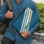 Custom Türkis Aquamarin Blue Grau Gelbe Streifen A Laptopschutzhülle<br><div class="desc">Farbenfrohe zeitgenössische Retro-diagonal ockergelbe,  Elfenbein,  pastellfarbenes türkisfarbenes Aqua-Grün,  graue Streifen Muster auf einem aquamarinen blauen Hintergrund. Mit der Möglichkeit,  mit dem Monogramm oder den Initialen Ihrer Wahl anzupassen oder zu personalisieren. Schönes,  modernes und cooles Cover für den Trend-erfahrenen und kunstliebenden angesagten Trendsetter,  Vintager Retro-Look-Stil motif Liebhaber</div>
