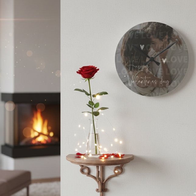 Custom Valentine's Day Romantic Couple Foto Runde Wanduhr (Von Creator hochgeladen)