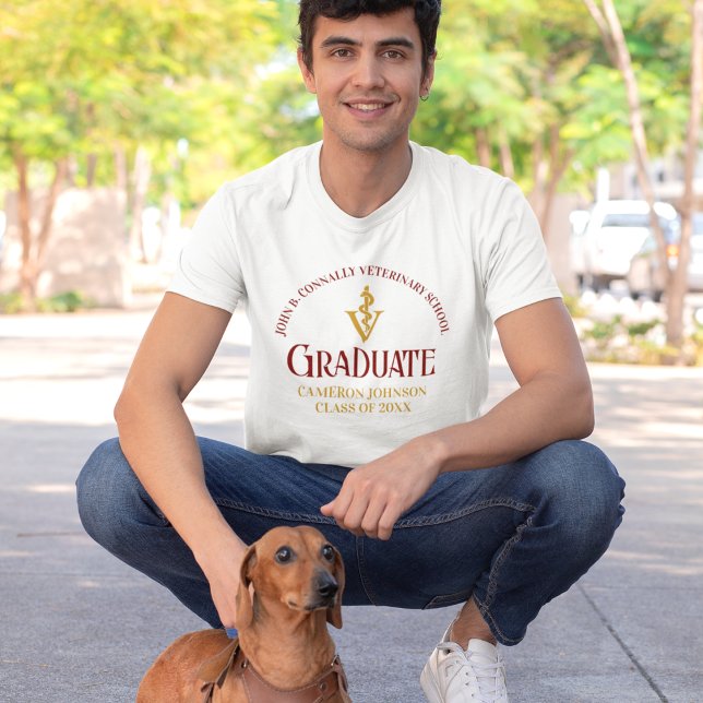 Custom Veterinary School Maroon Script Graduate T-Shirt (Von Creator hochgeladen)