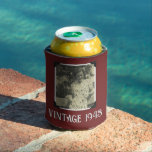 Custom Vintag 1943 80th Birthday Party Foto Dosenkühler<br><div class="desc">Custom Vintag 1943 80. Geburtstagsparty Foto kann kühler. Beginnen Sie das Party mit dieser Bierdose kühler. Passen Sie den Text an und fügen Sie ein Foto für ein tolles Geburtstagsgeschenk hinzu. Kann für jedes Alter verwendet werden.</div>