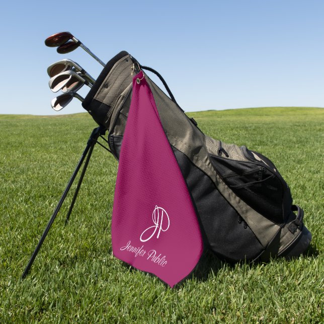 Custom Viva Magenta Typografie Monogram Name Golfhandtuch (Gras)