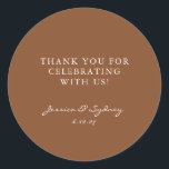 Custom Warm Brown Rustic Danke Hochzeit Runder Aufkleber<br><div class="desc">Dieser runde Dankeschön-Aufkleber verbindet zeitlose Einfachheit mit persönlicher Wärme, mit klassischem Serifentext für die Hauptbotschaft und elegantem Drehbuch für Namen und Datum. Der braune Hintergrund verleiht dem Ganzen ein gemütliches, gepflegtes Ambiente, das sich perfekt für moderne rustikale, bodenbelassene oder minimalistische Hochzeitsthemen eignet. Dieser Aufkleber eignet sich ideal zum Versiegeln von...</div>