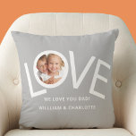 Custom We Liebe You Vater Foto Grau Kissen<br><div class="desc">Dieses "Wir Liebe du Vater!" Foto Kissen ist mit dem Wort LIEBE in weißer Typografie auf grauem Hintergrund dekoriert. Einfach mit Ihrem Foto und Namen anpassbar. Perfekt als Vatertagsgeschenk.</div>