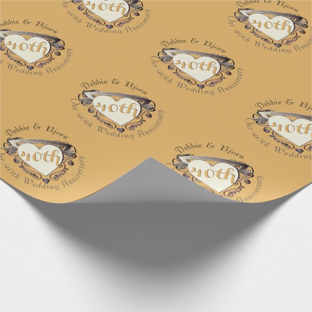 Custom Wedding Anniversary Heart Medallion Geschenkpapier (Ecke)