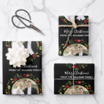 Custom Wedding Couple Weihnachts Foto Chic Black Geschenkpapier Set<br><div class="desc">Diese wunderschönen schwarzen Urlaubspapiere sind mit einem hübschen kreisförmigen Kranz aus Blätter und Blume in Rot und Grün für ein festliches Aussehen versehen. Dieses personalisierte Weihnachtsgeschenk-Wrap enthält Ihren eigenen Text in schicker Typografie. Anpassen mit einem romantischen Foto und Ihrem eigenen Text in Weiß.</div>