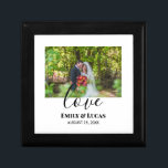 Custom Wedding Foto Simple Elegante Calligraphy Erinnerungskiste<br><div class="desc">Maßgeschneidertes Design mit eigenem Foto vor der Hochzeit auf schlichtem weißem Hintergrund für Ihren besonderen Tag. Das Design verfügt über moderne Kalligrafietexte auf der unteren Seite,  die nach Ihren Wünschen angepasst werden können. Bitte besuchen Sie meine Sammlung für passende Artikel.</div>