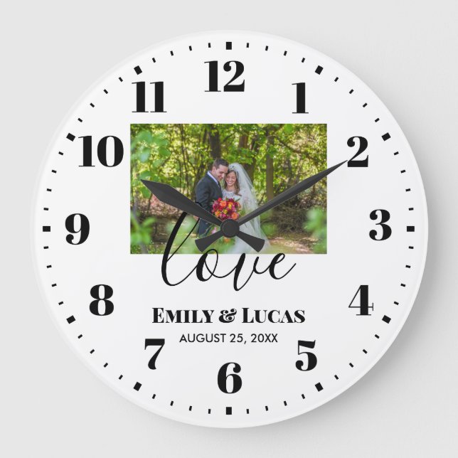 Custom Wedding Foto Simple Elegante Calligraphy Große Wanduhr (Vorderseite)