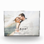 Custom Wedding Liebe Script Fotoblock<br><div class="desc">Das Design enthält ein romantisches Kalligrafieschrift in Schwarz mit dem Satz der Liebe. Einfache Anpassung mit Namen und Datum. Ideal für Hochzeitsgeschenk und Sake für den neuen Herrn und Frau.</div>