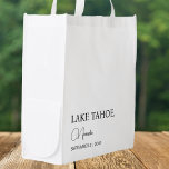 Custom Wedding Welcome Wiederverwendbare Einkaufstasche<br><div class="desc">Unser individuelles Hochzeitsziel Herzlich willkommen. Wir freuen uns auf Ihren Besuch in der Tasche - eine perfekte Mischung aus moderner Eleganz und Einfachheit. Diese vielseitige Tasche ist mit minimalistischer Ästhetik gestaltet und eignet sich ideal für Ihre Hochzeitsgäste oder Ihr Brautparty. Egal ob Sie ein unvergessliches Erlebnis schaffen wollen, sich bedanken...</div>