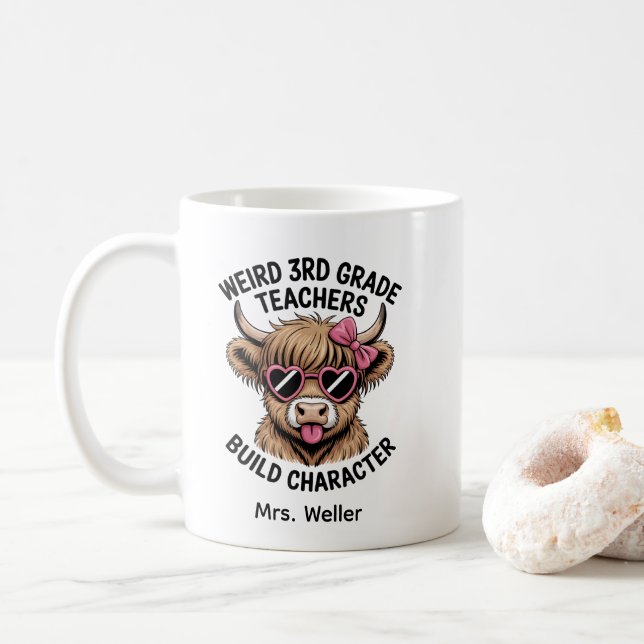 Custom “Weird 3rd Grade Teachers Build Character" Kaffeetasse (Mit Donut)