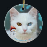 Custom White Cat Foto mit Niedlichem Snowman Keramik Ornament<br><div class="desc">Maßgeschneidertes weißes,  ungerade-mit Augen KatzenFoto mit niedlichem Schneemann-Ornament. Ideal für alle! Text kann personalisiert sein.</div>