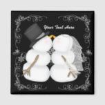 Custom Winter Wedding Snowman Brie and Groom Magnet<br><div class="desc">Dieser personalisierte Magnet für Winterhochzeiten zeichnet sich durch einen schwarzen Hintergrund mit silbernen Wirbel und eine küssende Schneemobil und Bräutigam aus. Sie können alle Namen oder Nachrichten hinzufügen,  die Sie wählen!</div>