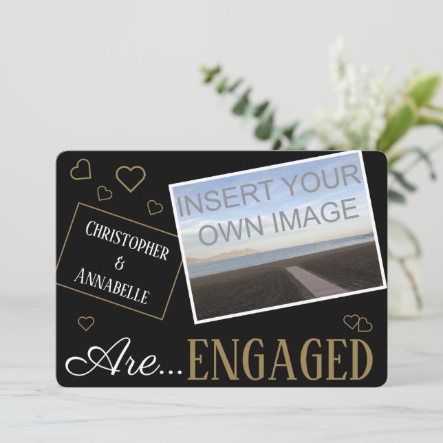 Custom Wir Got Verlobte Ankündigung Foto (Stehend Vorderseite)