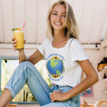 Custom World Tour Earth in Sonnenblumen Niedliche  T-Shirt<br><div class="desc">Stellen Sie sich die phantastischen T - Shirt der Weltreiserinnen für eine Tourenband oder eine Familienurlaubsreise vor. Der Planet ist umgeben von einem wunderschönen Blumenkranz mit Sonnenblumen und Weinreben. Niedliche T-Shirts für benutzerdefinierte Reisen,  um die Erde zu erkunden.</div>