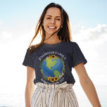 Custom World Tour Earth Sonnenblumen Reisen Frauen T-Shirt<br><div class="desc">Stellen Sie sich die phantastischen T - Shirt der Weltreiserinnen für eine Tourenband oder eine Familienurlaubsreise vor. Der Planet ist umgeben von einem wunderschönen Blumenkranz mit Sonnenblumen und Weinreben. Niedliche T-Shirts für benutzerdefinierte Reisen,  um die Erde zu erkunden.</div>