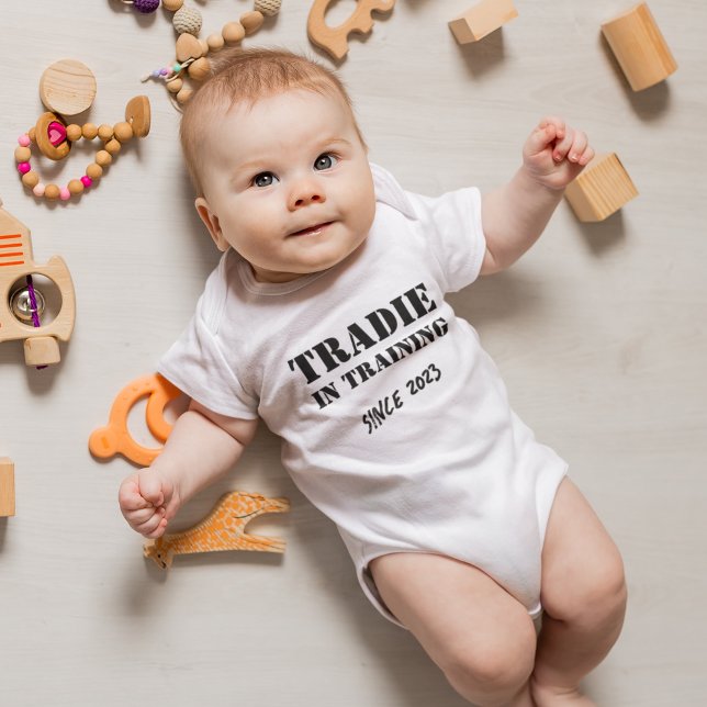 Custom Year "Tradie in Training" Funny Baby Strampler (Von Creator hochgeladen)