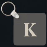 Custome Mit Monogramm Gray Schlüsselanhänger<br><div class="desc">Dieser niedliche Schlüsselanhänger mit dem Original auf beiden Seiten des Schlüsselanhängers in stylishen Grautönen. Jetzt anpassen,  um Ihr erstes Monogramm hinzuzufügen.</div>