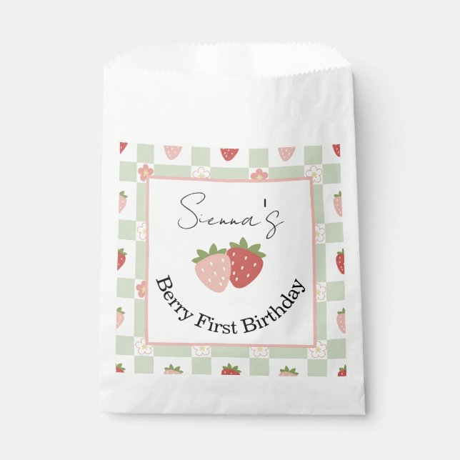 Customisable Strawberry Gingham First Birthday Geschenktütchen (Vorderseite)