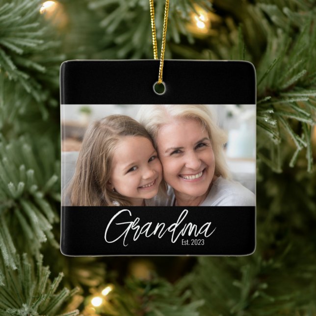 Customizable Grandma Est Year Photo Christmas Keramikornament (Baum)