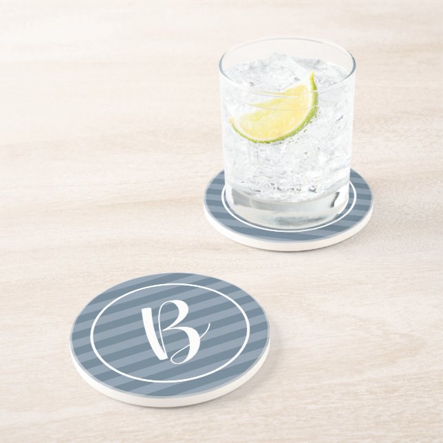 Customizable Monogram Blue Stripes Getränkeuntersetzer (Seite)