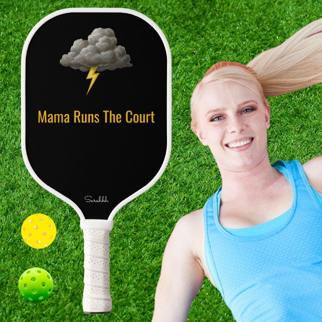 Customized Mama Runs The Court Pickleball Mom Gift Schläger (Von Creator hochgeladen)