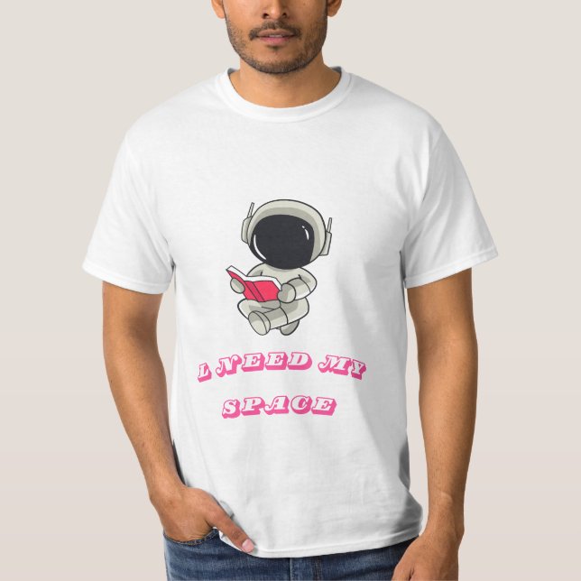 Cute Astronaut Reading – I Need My Space Aesthetic T-Shirt (Vorderseite)
