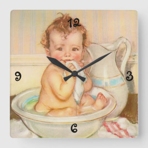 Cute Baby Having a Bath Quadratische Wanduhr