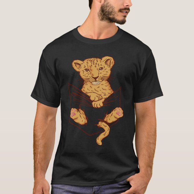 Cute baby lion in the bag T-Shirt (Vorderseite)