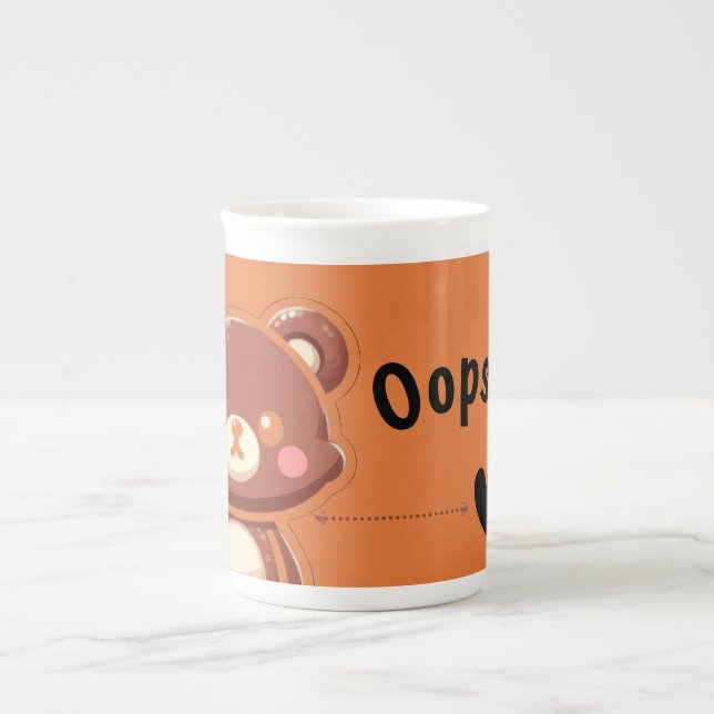 Cute Bear “Oops!” Orange Specialty Mug–Kawaii Bear Prozellantasse (Vorderseite)
